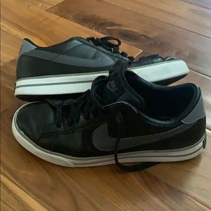 Men’s black leather Nike size 9
